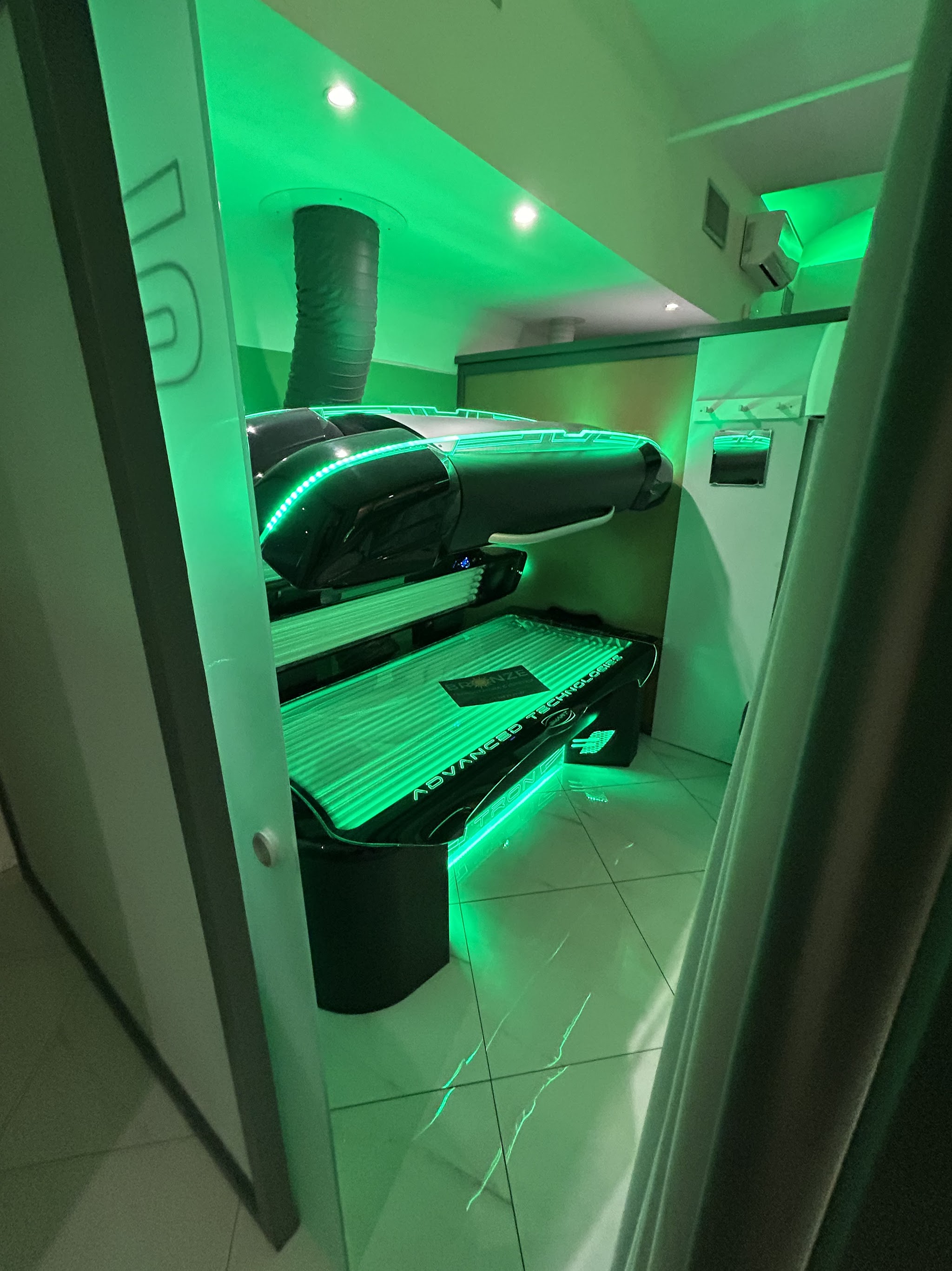 Cabina solarium Bronze illuminata di verde