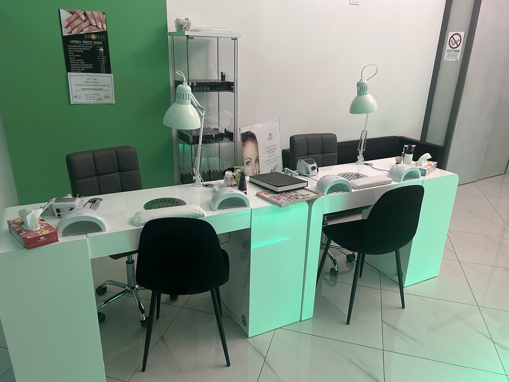 Postazioni manicure nel centro Bronze