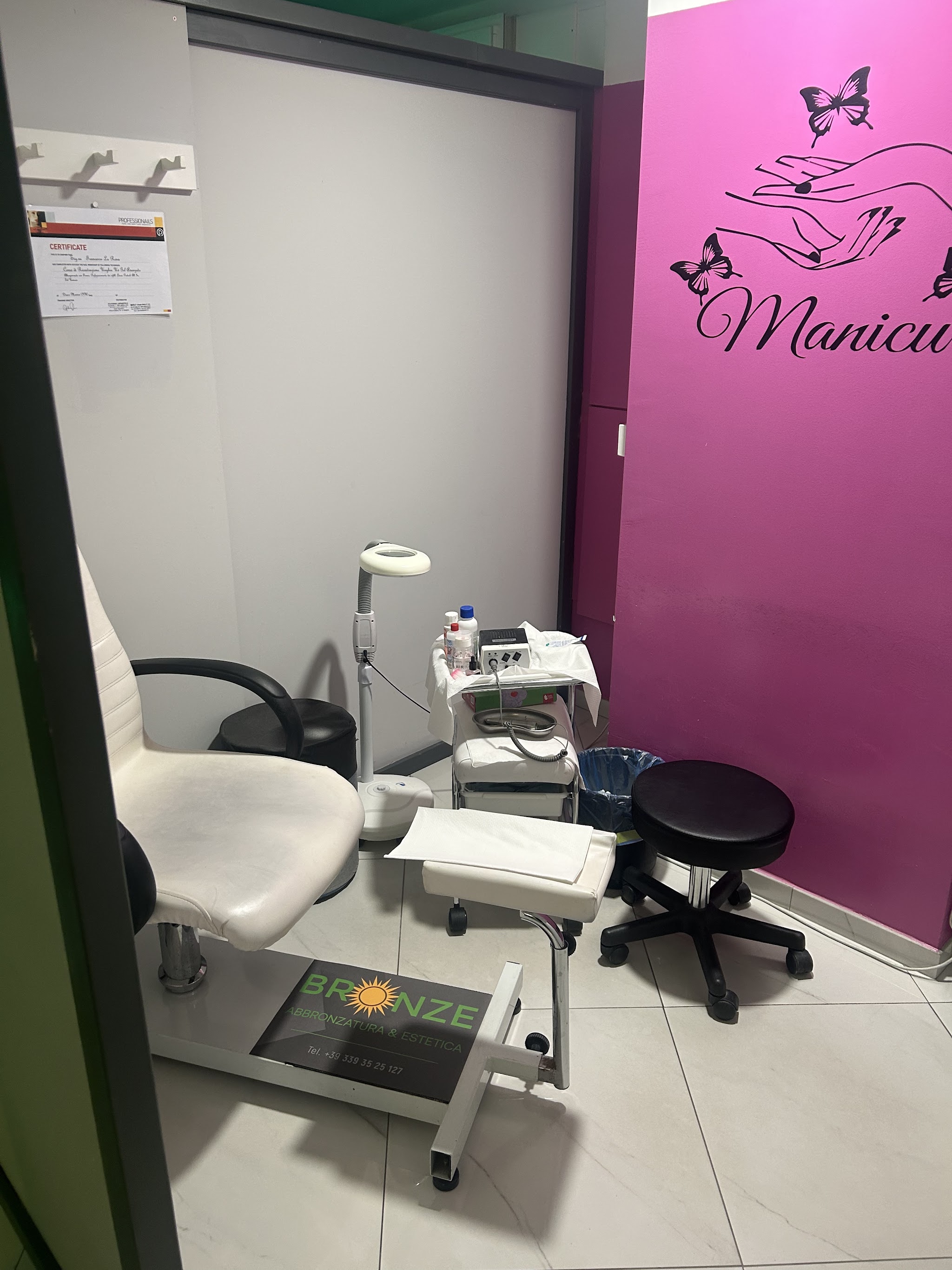 Cabina dedicata a manicure e pedicure