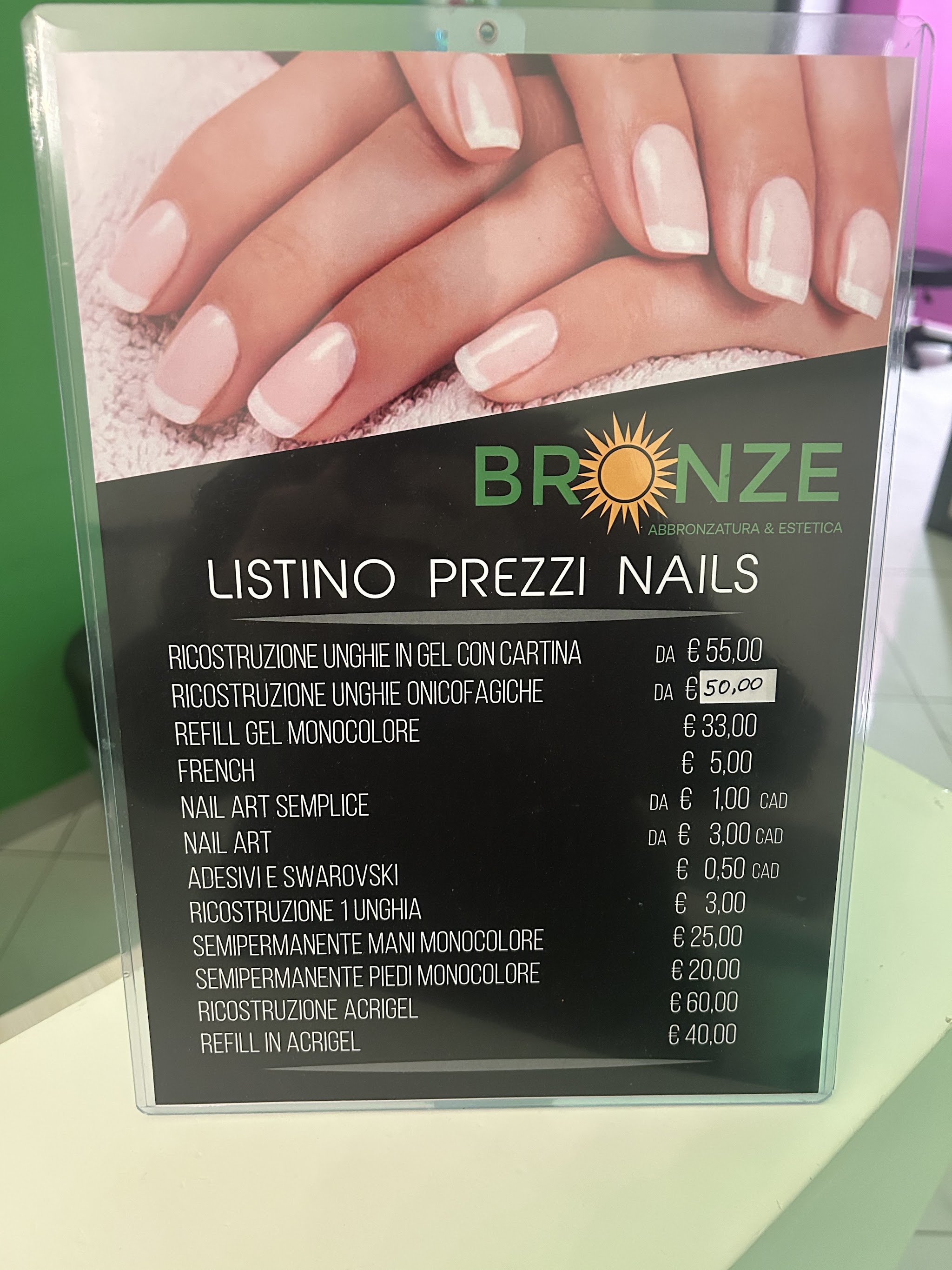 Dettaglio del listino nails con il marchio Bronze