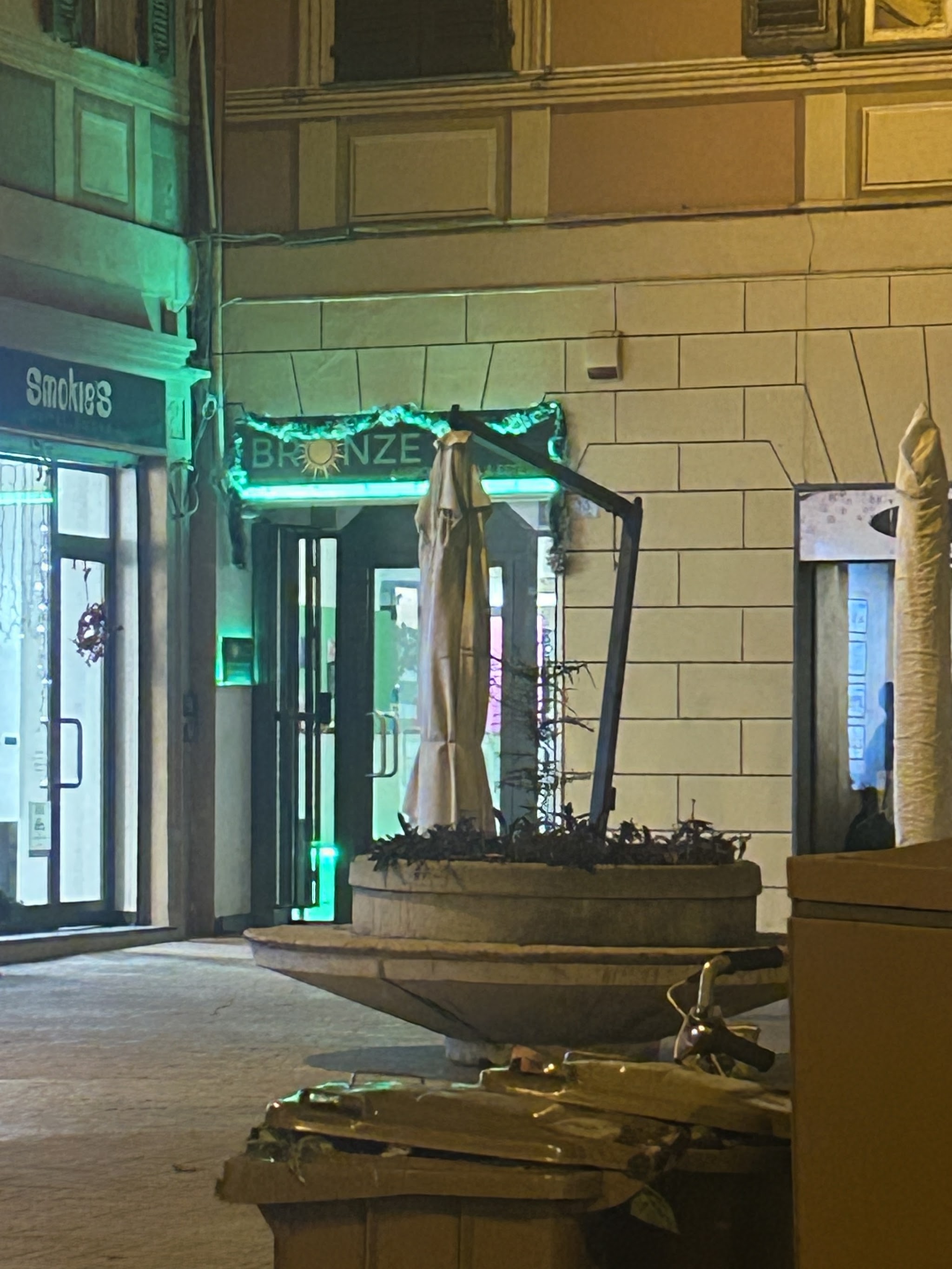 Ingresso serale del centro Bronze a Imperia